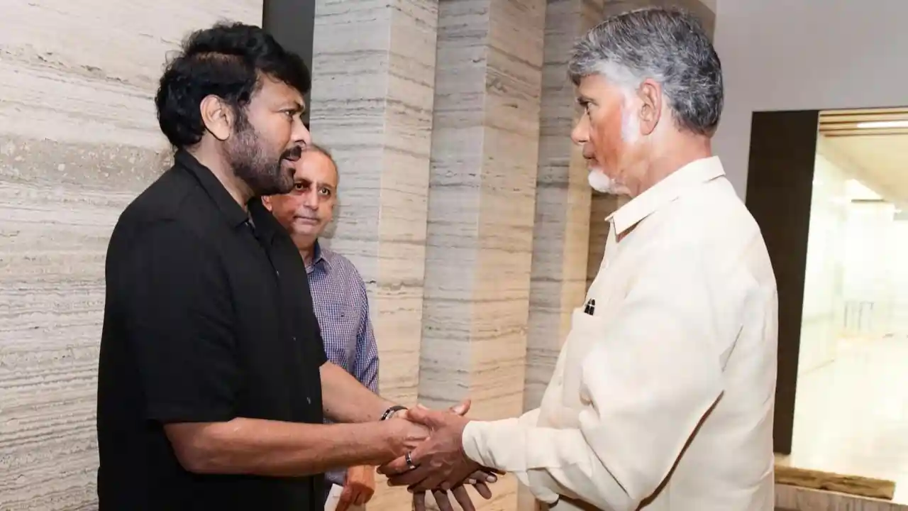 https://www.mobilemasala.com/film-gossip/Mega-Star-Chiranjeevi-meets-AP-CM-Chandra-Babu-Naidu-and-handover-cheques-for-flood-victims-i307738