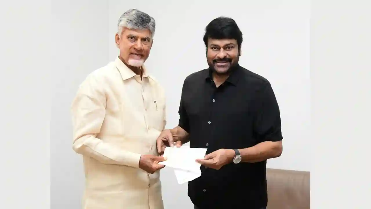 ఆంధ్ర‌ప్ర‌దేశ్ ముఖ్య‌మంత్రి చంద్రబాబుకి  కోటి రూపాయల చెక్‌ల‌ను అంద‌జేసిన మెగాస్టార్ చిరంజీవి