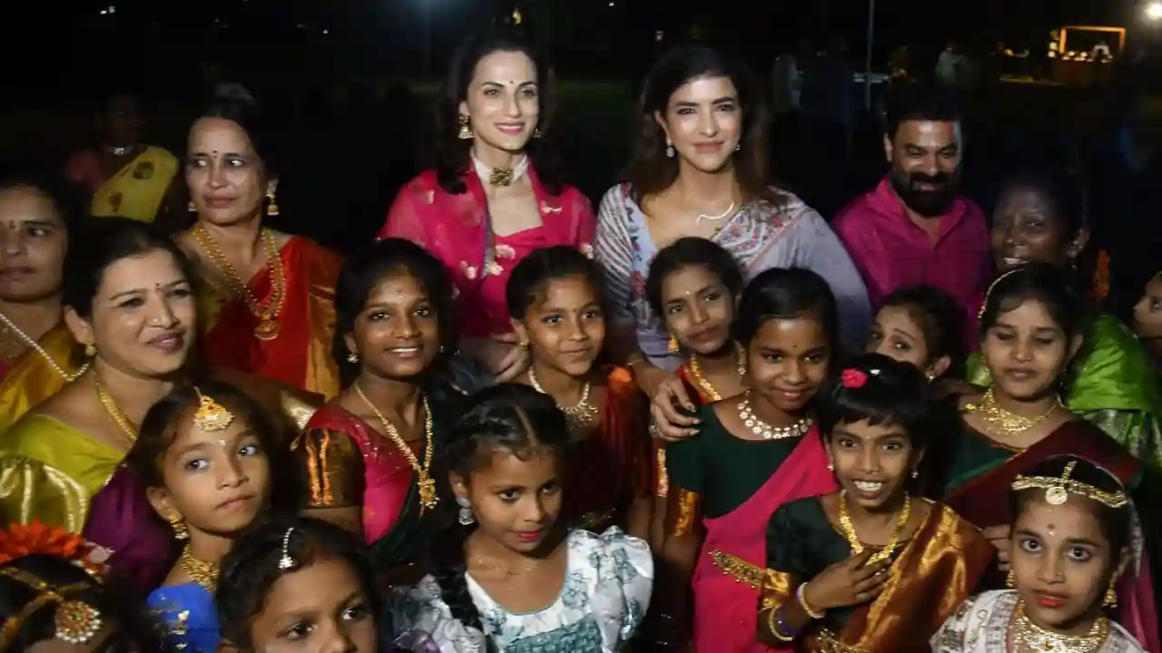 https://www.mobilemasala.com/film-gossip-tl/Lakshmi-Manchu-participated-in-Diwali-celebrations-with-government-school-children-tl-i310449