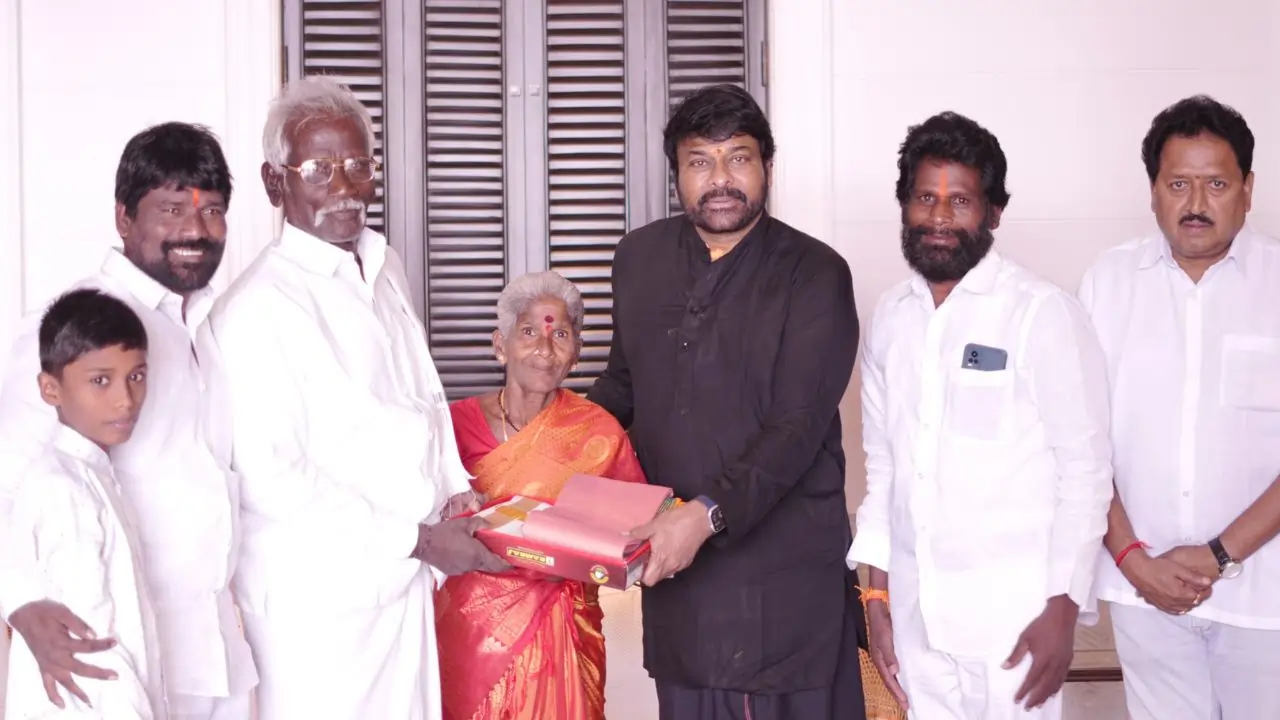 https://www.mobilemasala.com/film-gossip-tl/Megastar-Chiranjeevi-honored-the-family-of-fan-Eshwariah-tl-i293820