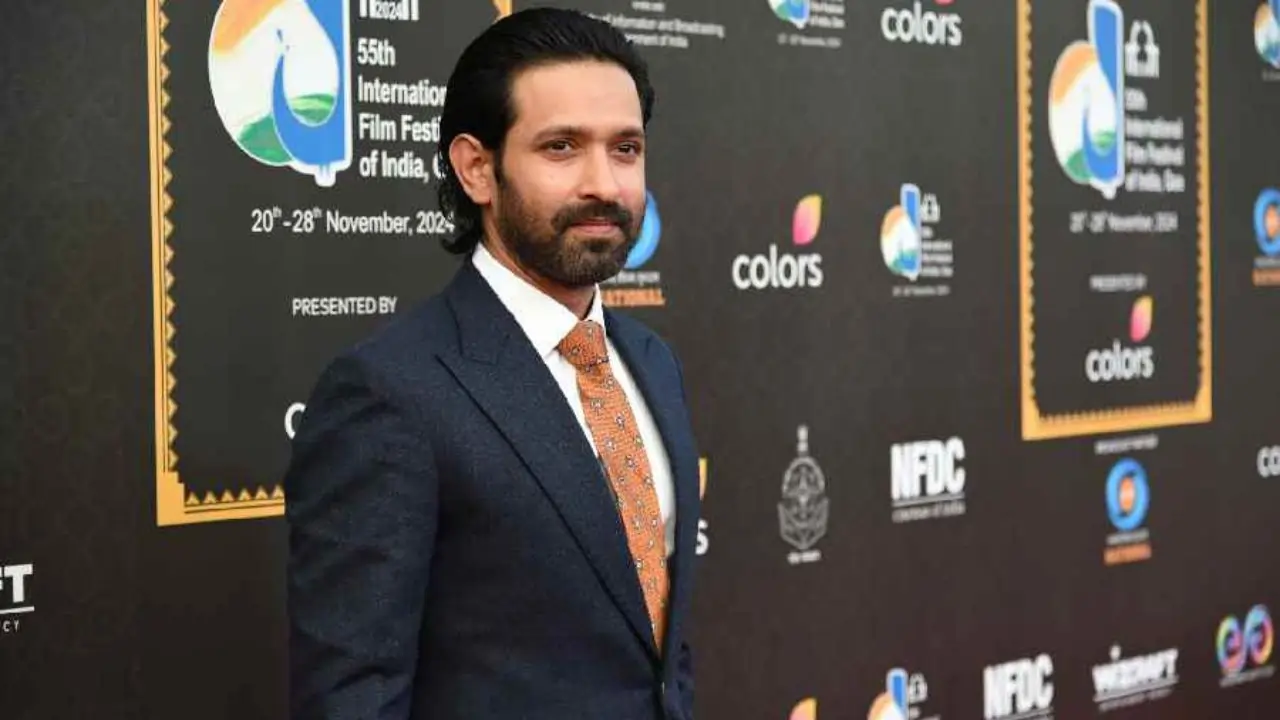 https://www.mobilemasala.com/film-gossip/Vikrant-Massey-calls-it-a-day-to-remember-for-the-rest-of-my-life-but-not-for-his-retirement-announcement-i322696