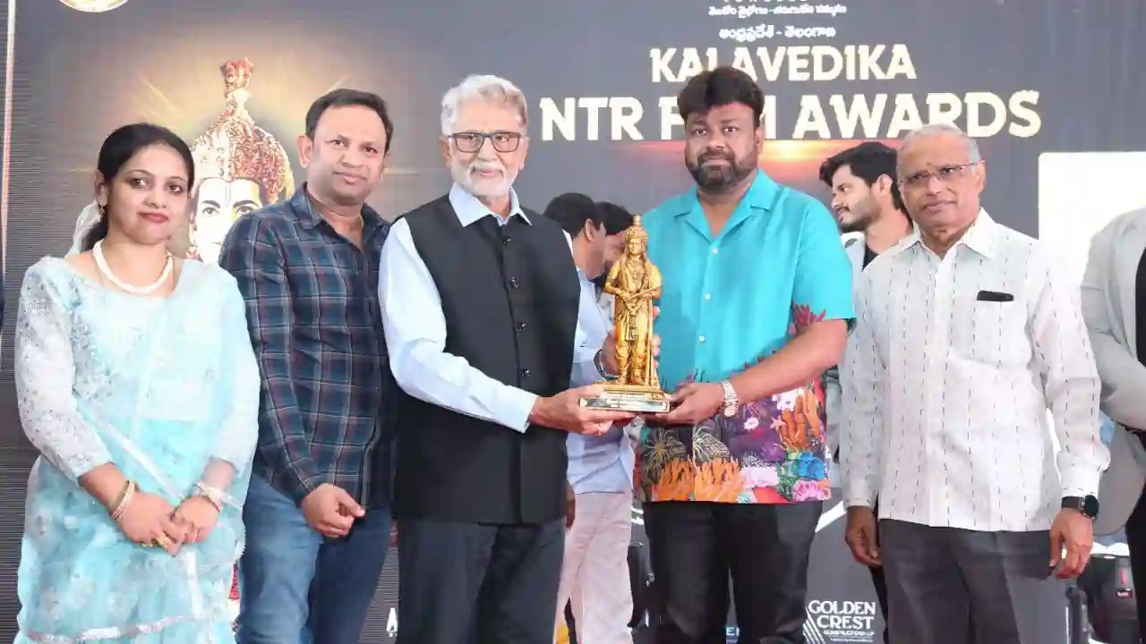 https://www.mobilemasala.com/film-gossip/BIG-win-for-Baby-at-Kalavedika-NTR-Awards-Anand-Deverakonda-clinches-Best-Actor-Award-and-Director-Sai-Rajesh-wins-Best-Director-Award-i277080