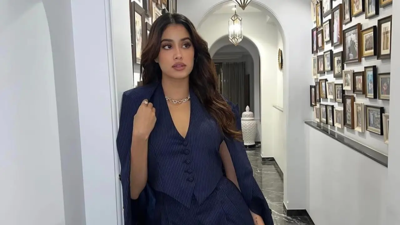 https://www.mobilemasala.com/film-gossip-tl/Bollywood-beauty-Janhvi-Kapoor-showered-praise-on-NTR-tl-i284609