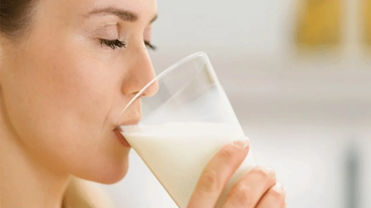 https://www.mobilemasala.com/health-hi/You-should-also-know-what-experts-say-about-drinking-milk-on-an-empty-stomach-hi-i296728