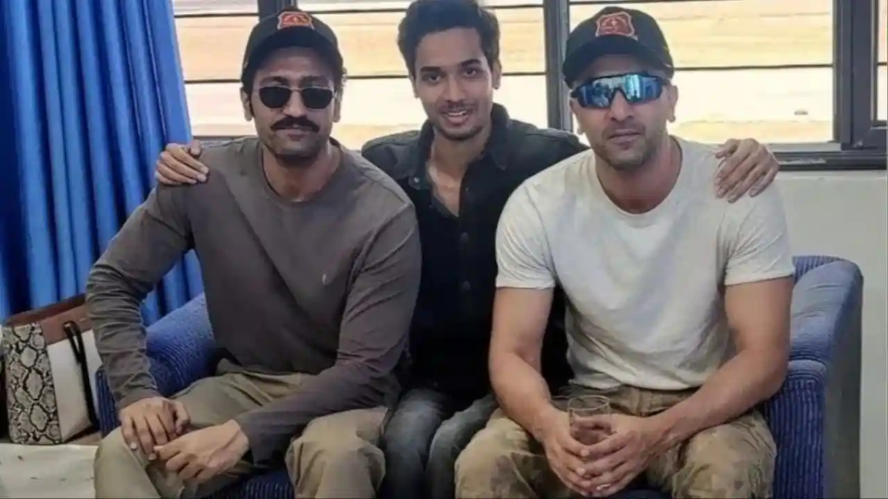 https://www.mobilemasala.com/film-gossip/Ranbir-Kapoor-Vicky-Kaushal-spotted-at-Bikaner-Air-Force-base-in-Rajasthan-Do-they-play-IAF-pilots-in-Love-War-i313284