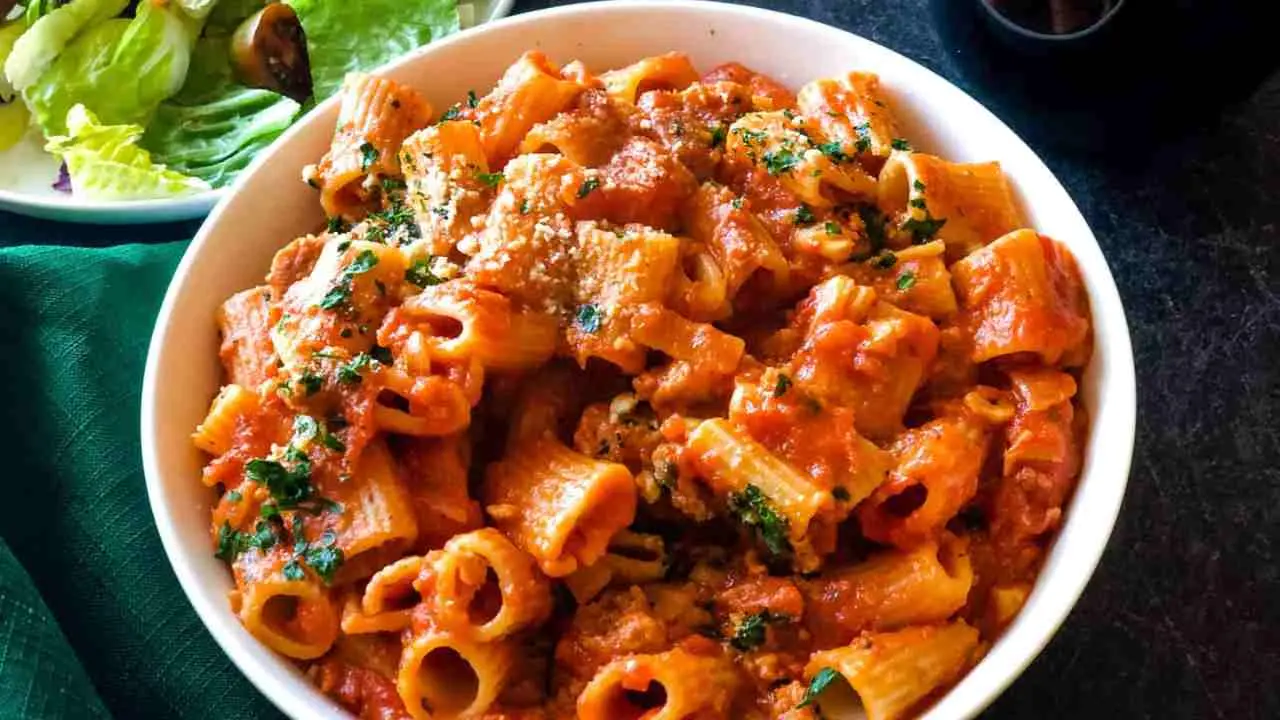 https://www.mobilemasala.com/features/Amitabh-Bachchans-Fav-Recipe---Pasta-Arrabiata-i300448