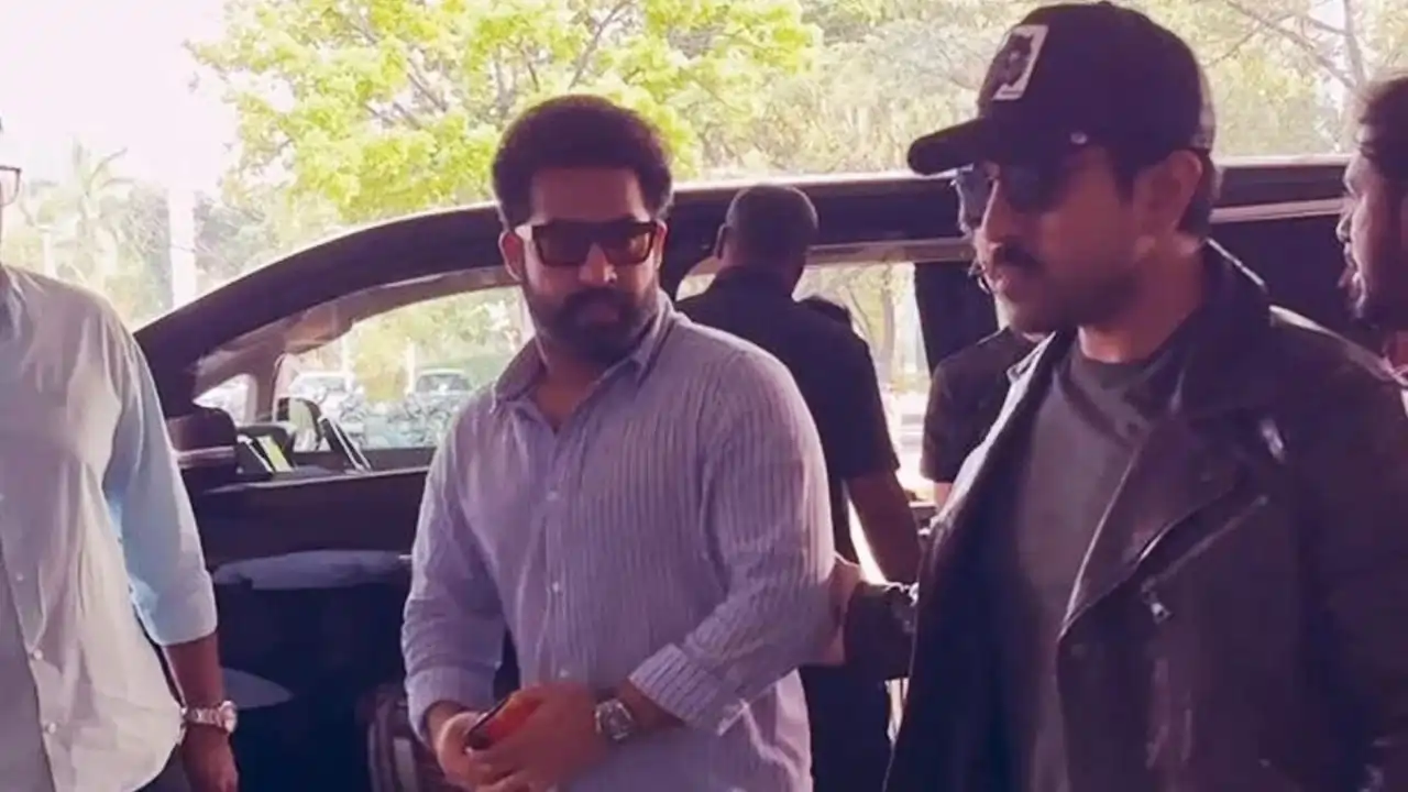https://www.mobilemasala.com/film-gossip-tl/Ram-Charan-and-NTR-were-seen-at-the-airport-in-the-same-car-tl-i220570