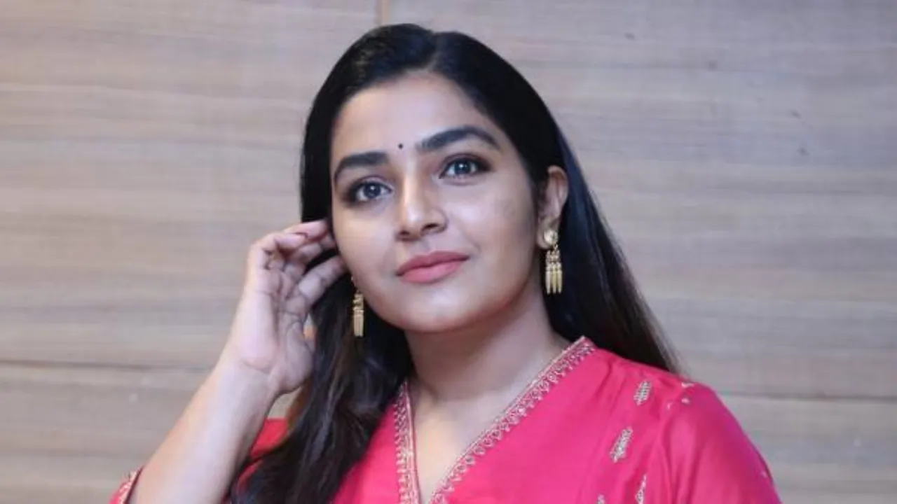 https://www.mobilemasala.com/cinema/Rajisha-Vijayan-is-close-to-the-Tollywood-audience-tl-i291845