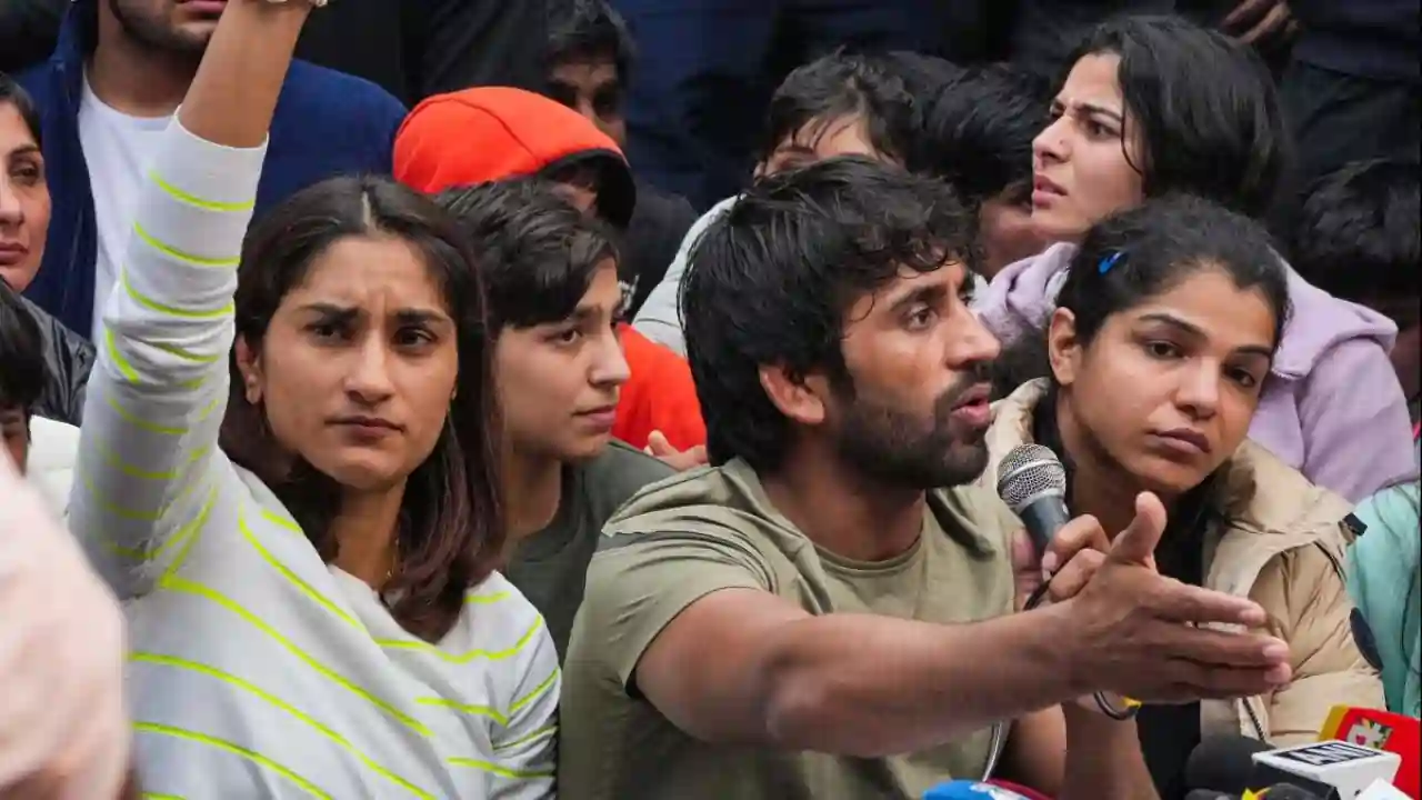 https://www.mobilemasala.com/sports/Vinesh-Phogats-desh-ki-beti-again-those-who-stayed-quiet-during-protests-i287962