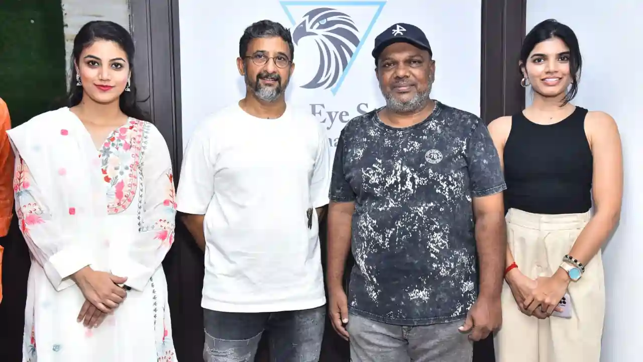 https://www.mobilemasala.com/film-gossip/Renowned-director-Teja-inaugurated-the-Eagle-Eye-Cine-Studio-with-grandeur-i299903