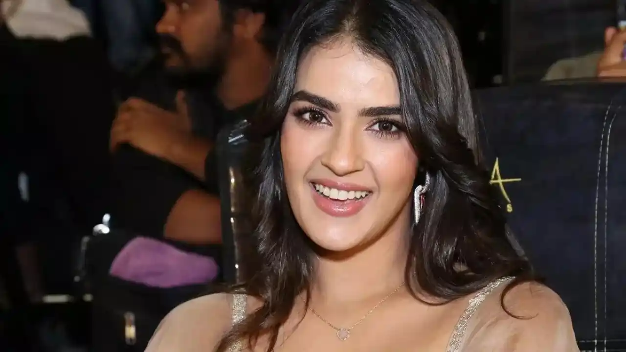 https://www.mobilemasala.com/cinema/I-was-lucky-to-do-a-film-with-Ravi-Teja-Eagle-entertains-the-audience-with-unique-content-Heroine-Kavya-Thapar-tl-i212934