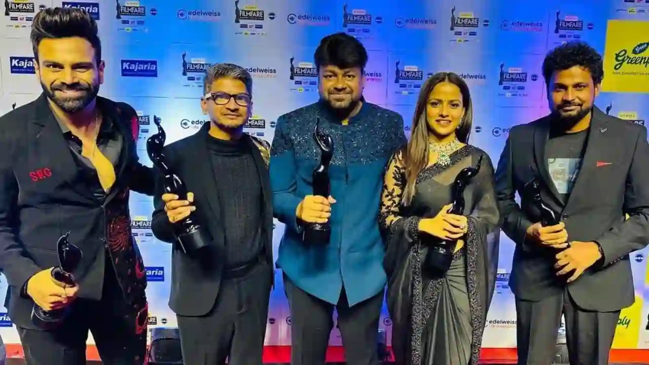 https://www.mobilemasala.com/film-gossip-tl/Cult-blockbuster-Baby-wins-Filmfare-Awards-with-five-awards-tl-i287076