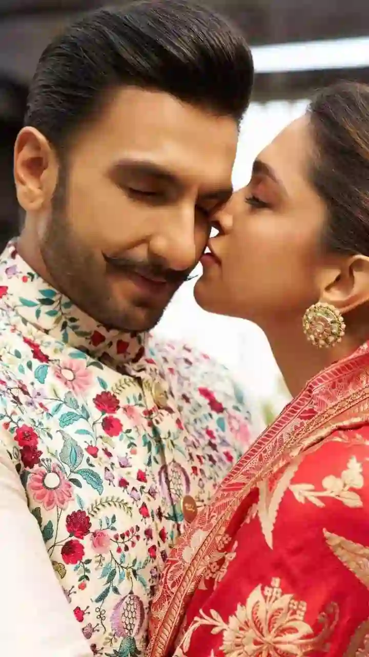 https://www.mobilemasala.com/photo-stories/Deepika-Ranveer-5th-Anniversary-Special-A-Look-Into-Their-Stylish-Moments-s441
