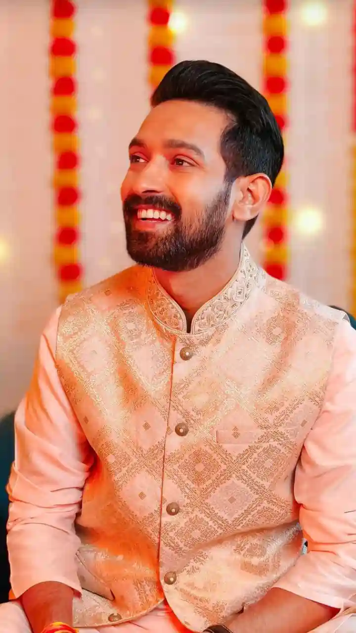 https://www.mobilemasala.com/photo-stories/HBD-Vikrant-Massey-The-inspirational-journey-of-the-12th-Fail-Star-s500